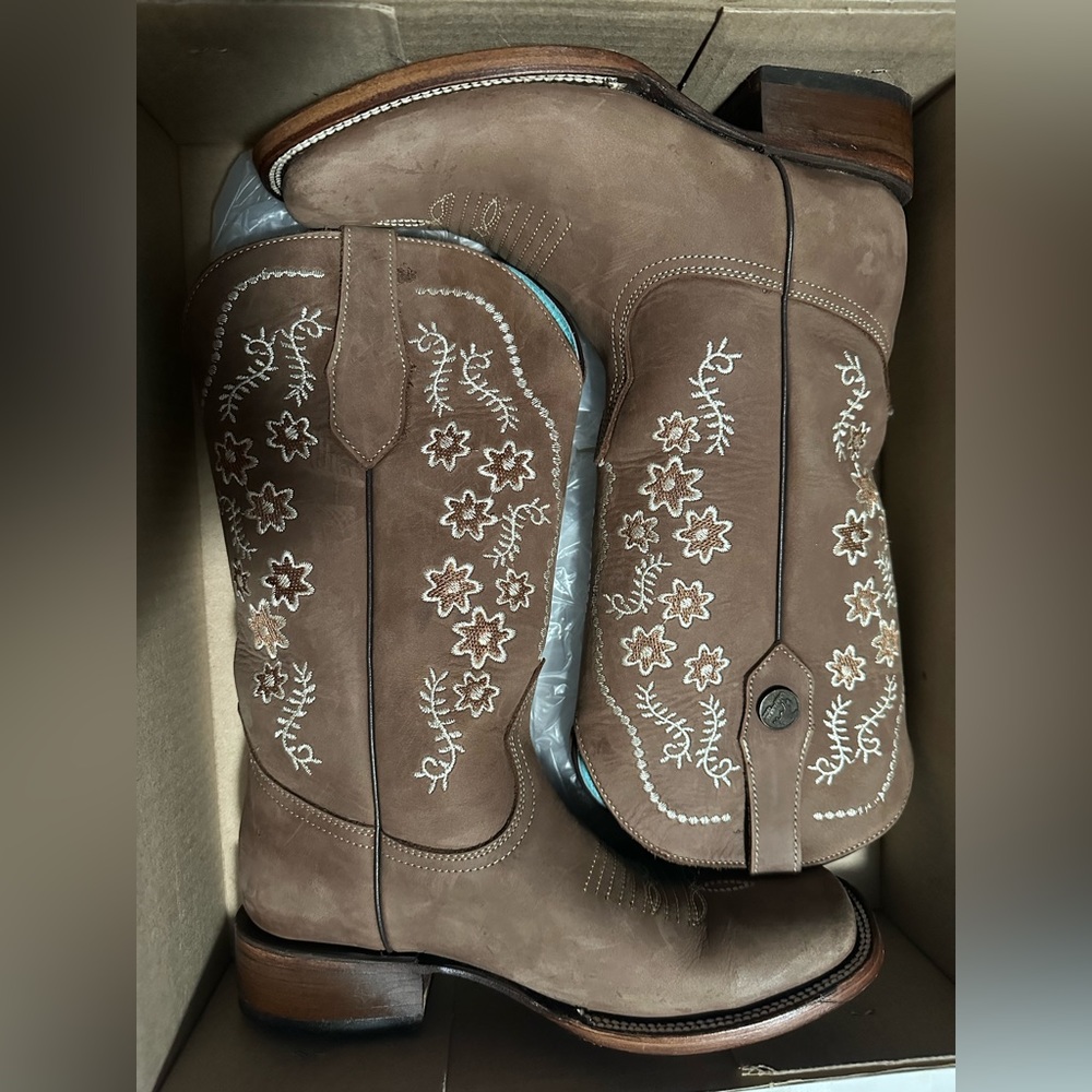 Never worn authentic Mexican Cow Girls Boots. Comes with original box! Size 8 W